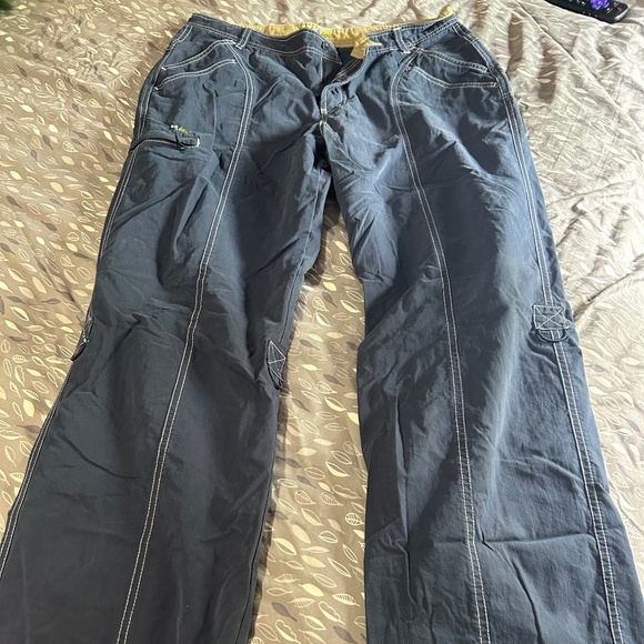 Woman’s pants - Picture 1 of 3